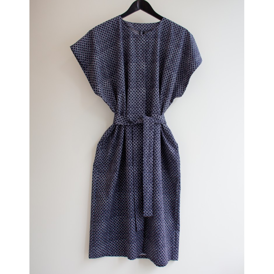 Robe Elégance Pikkurengas, en bleu et blanc, Vuokko Robe Elégance Pikkurengas, en bleu et blanc, Vuokko