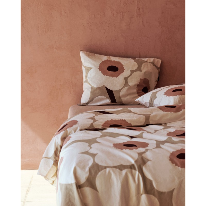 Unikko housse de couette pour deux personnes Marimekko. Coloris poudrés et doux, rose et beige. Dimensions 220 X 240 cm Unikko housse de couette pour deux personnes Marimekko. Coloris poudrés et doux, rose et beige. Dimensions 220 X 240 cm