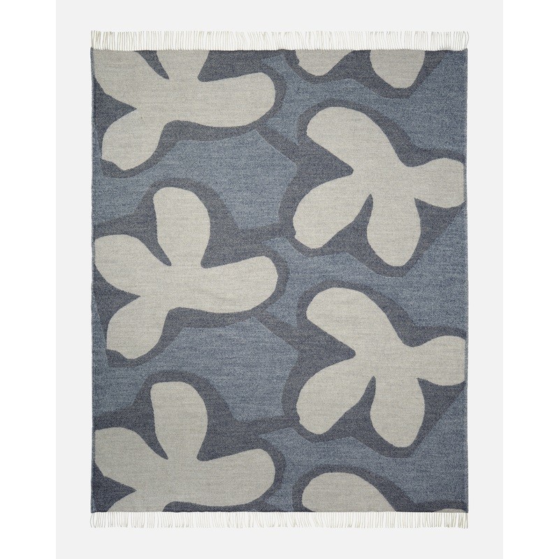 Plaid Kevâtkiuru en 100 % laine mérinos, Marimekko en dimensions de 140 x 180 cm. Design du motif d'Antti Kekki. Plaid Kevâtkiuru en 100 % laine mérinos, Marimekko en dimensions de 140 x 180 cm. Design du motif d'Antti Kekki.