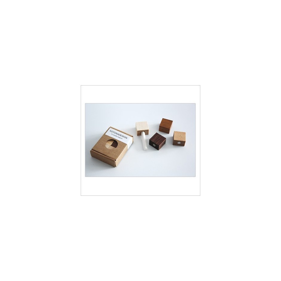 Magnets en bois par 4 pièces et une craie Magnets en bois par 4 pièces et une craie